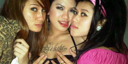 Foto-foto Payudara Nikita Mirzani Dipegang
