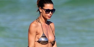 Amazing! Model Nena Ristic Dibalik Bikini Mengkilapnya di Miami