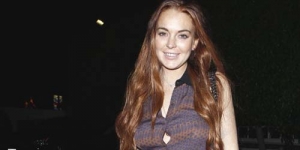 Bergaun dengan Belahan Kaki Tinggi, Celana Dalam Lindsay Lohan Terlihat!