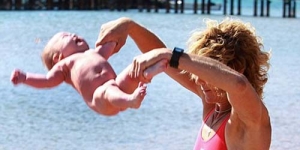 Ekstrim! 'Baby Yoga' dengan Melempar-lemparkan Bayi