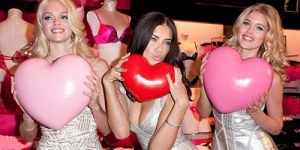 Foto Seksi Model Victoria Secret Promosikan Lingerie Edisi Valentine