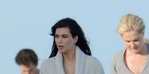Hamil, Kim Kardashian Tetap Tampil Seksi