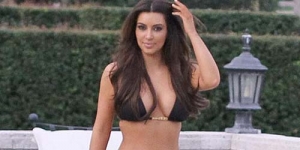 Hot Holiday! Kim Kardashian Berbikini di Pantai Miami