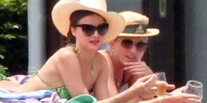 Hot Mama! Miranda Kerr Berjemur dengan Bikini Hijau
