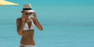Hot Mama! Miranda Kerr Terlihat 'Wow' Dibalut Bikini Putih