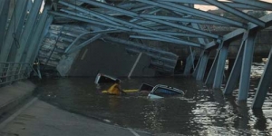 Inilah Foto Lengkap Runtuhnya Jembatan Kertanegara