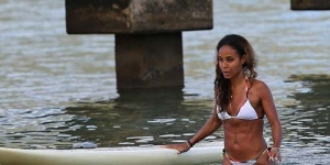 TAG Foto Hot Selebriti : Istri Will Smith Pamer Perut Kencang Saat
