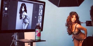 Kim Kardashian Pamer Foto Behind The Scene Lingerie Seksi di Twitter
