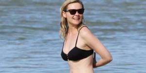 Kirsten Dunst Berjemur Di Pantai Hawaii