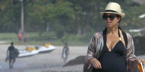 Kourtney Kardashian Tetap Seksi Berbikini Meski Hamil Besar