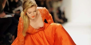 Kumpulan Foto Model Internasional Terjatuh di Catwalk