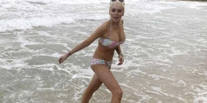 Liburan di Hawaii, Lindsay Lohan Seksi Kenakan Bikini