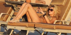 Model Abbey Crouch dengan Bikini Minim di Pantai Dubai