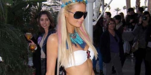 Paris Hilton Tampil dengan Bikini Mini di Coachella Music Festival