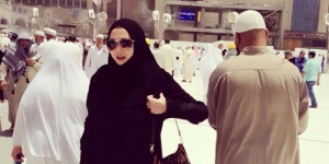 Penampilan Cantik Aura Kasih Saat Berhijab