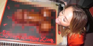 Miley Cyrus Nikmati Kue Berbentuk Penis