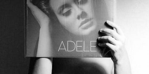 Pose Unik Para Penggemar dengan Album Idolanya