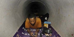 Potret Buram Kehidupan Miskin 'Manusia Gorong-Gorong'