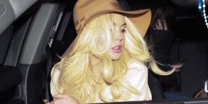 Rambut Indah Warna Emas Lindsay Lohan