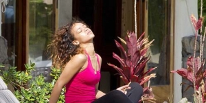 Rihanna Merokok Ganja