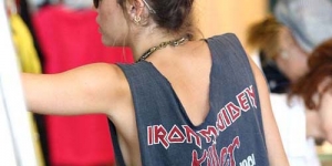 Seksi Nge-Rock! Miley Cyrus Pamer Payudara Dibalik Kaos