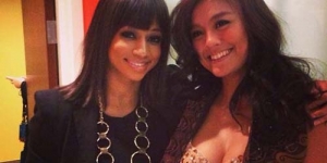 Seksinya Agnes Monica dengan Kostum Batik di Grammy Week