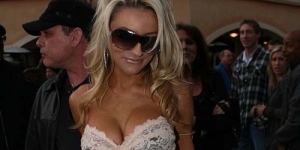 Seksinya, Courtney Stodden Kenakan Baju Berenda
