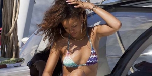 Seksinya, Rihanna Berbikini Kecil di Hawaii
