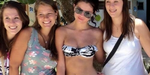 Selena Gomez Seksi Berbikini di Kolam Renang Rio de Jeneiro