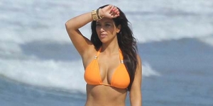 Sexy Orange! Penmapilan 'Eye-Catching' Kim Kardashian dalam Bikini Cerahnya 