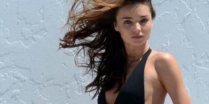 Tak Pakai Push Up Bra, Payudara Miranda Kerr Kempes