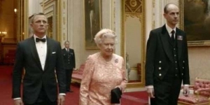 Terjun Payung di Opening Olimpiade London 2012, Ratu Elizabeth Dikawal James Bond
