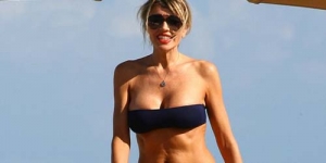 Tubuh Seksi Rita Rusic degan Bikini Biru