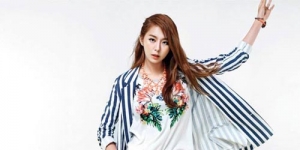 Uee Memamerkan Kaki Coklatnya yang Seksi di Majalah Vogue