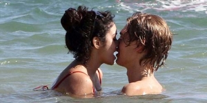 Vanessa Hudgens dan Austin Butler Kembali Umbar Ciuman di Hawaii
