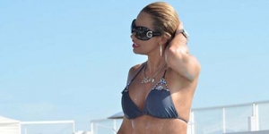 Wow, Seksinya Jennifer Nicole Lee dengan Bikini Mini