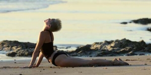 Yoga di Pantai, Miley Cyrus Tampil Seksi dengan Bikini Hitam