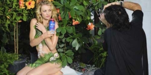 Yvonne Strahovski Bugil Promosikan Minuman