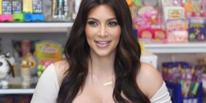 Ingin Awet Muda, Kim Kardashian Akan Konsumsi Plasenta