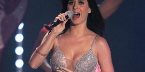 Katy Perry Bangga Punya Payudara Besar Sejak Remaja