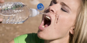Kebanyakan Minum Air Putih Juga Bisa Meninggal