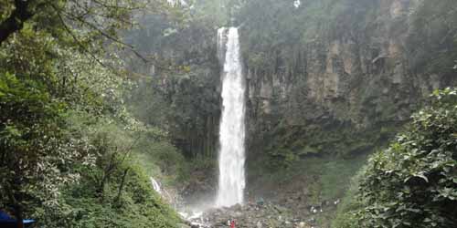 Air Terjun Tertinggi di Indonesia (I) Air Terjun Tertinggi di Indonesia (I)