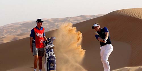 Latihan Golf yang Aneh! Pegolf Luke Donald Berlatih di Gurun Abu Dabi