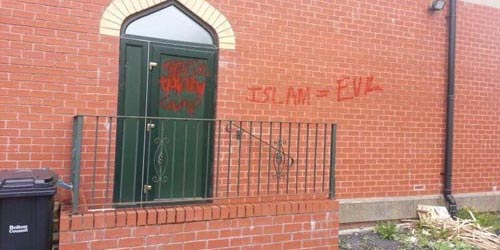 Masjid di Inggris Dicoreti Islam itu Iblis