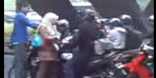 Wanita Misterius Pembela Hak Pejalan Kaki
