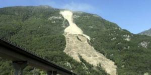 300.000 Kubik Batu Longsor dari Pegunungan Alpen Swiss