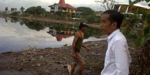Aksi Wanita Telanjang Dada di Waduk Pluit