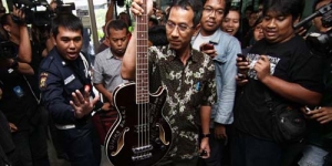 Bass dari Metallica untuk Jokowi Akan Dilelang KPK