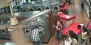 Berniat Lelucon, Seorang Anak Terperangkap di Dalam Mesin Cuci Karena Orang Tuanya