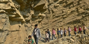 Demi Sekolah, Siswa SD Banpo China Menantang Maut dengan Lewati Tebing